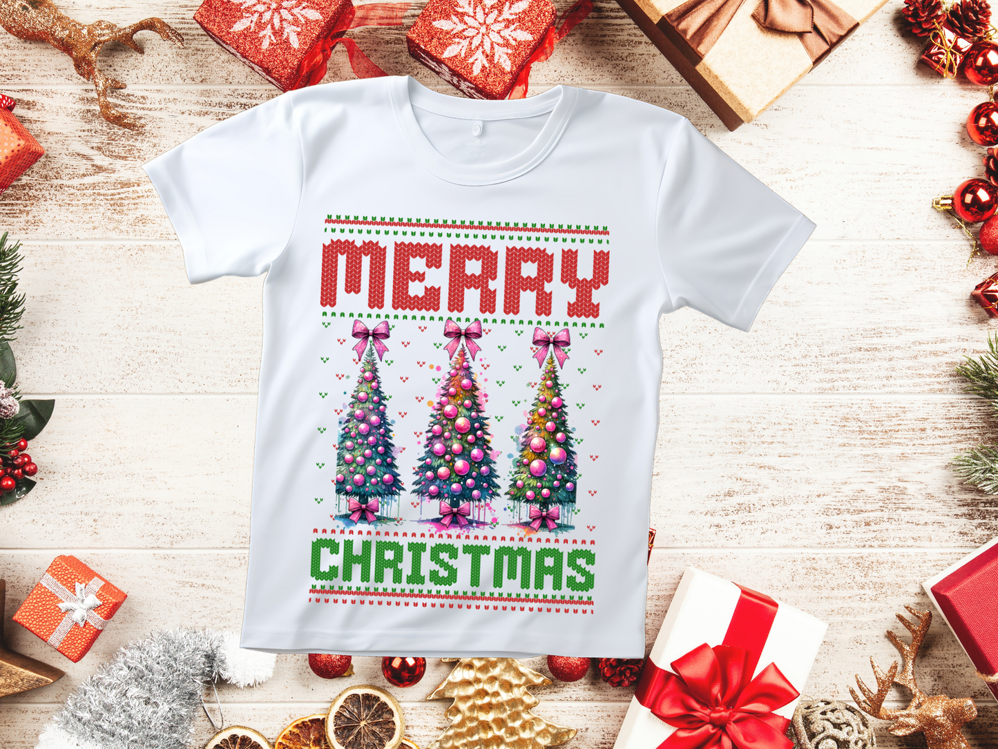 Camiseta rosa con árboles de Navidad