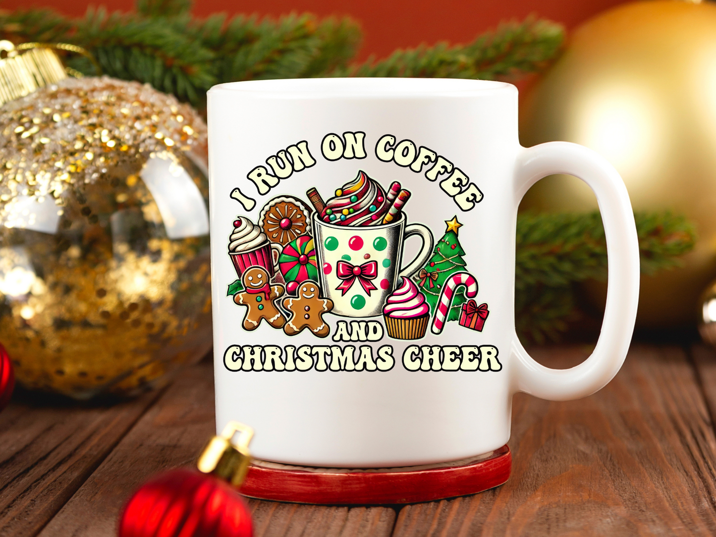 Taza navideña con texto "I Run On Coffee"