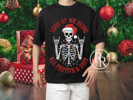 Camiseta navideña con calavera festiva