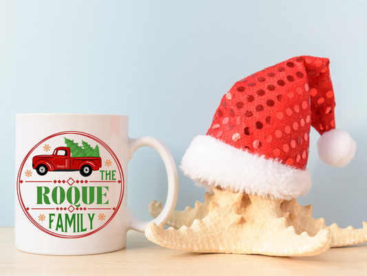 Taza navideña personalizada con la familia Red Truck